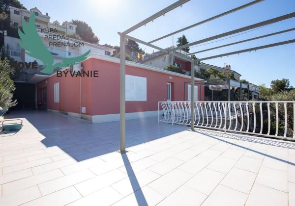 Exkluzívny dom v prvej rade s panoramatickým výhľadom na ostrove Murter v Chorvátsku