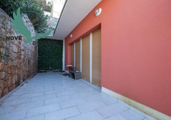 Exkluzívny dom v prvej rade s panoramatickým výhľadom na ostrove Murter v Chorvátsku