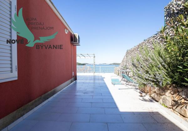 Exkluzívny dom v prvej rade s panoramatickým výhľadom na ostrove Murter v Chorvátsku