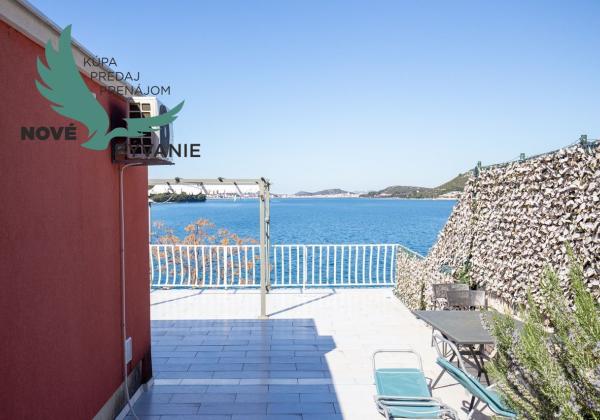 Exkluzívny dom v prvej rade s panoramatickým výhľadom na ostrove Murter v Chorvátsku