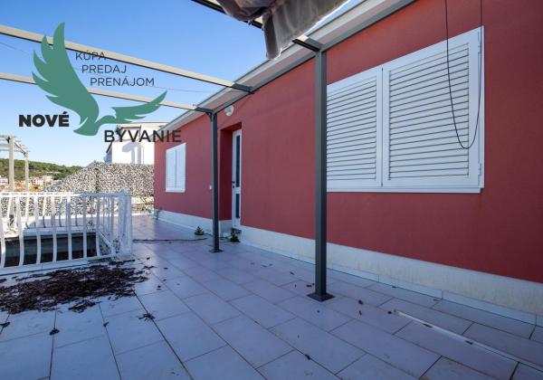 Exkluzívny dom v prvej rade s panoramatickým výhľadom na ostrove Murter v Chorvátsku