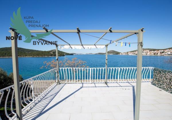 Exkluzívny dom v prvej rade s panoramatickým výhľadom na ostrove Murter v Chorvátsku