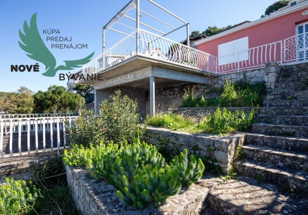 Exkluzívny dom v prvej rade s panoramatickým výhľadom na ostrove Murter v Chorvátsku