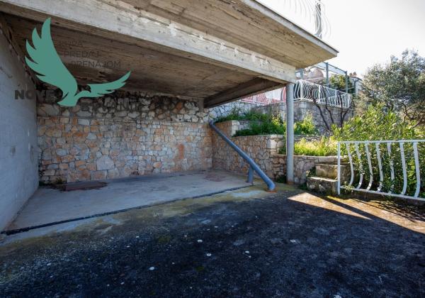 Exkluzívny dom v prvej rade s panoramatickým výhľadom na ostrove Murter v Chorvátsku