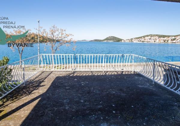 Exkluzívny dom v prvej rade s panoramatickým výhľadom na ostrove Murter v Chorvátsku