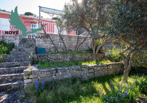 Exkluzívny dom v prvej rade s panoramatickým výhľadom na ostrove Murter v Chorvátsku