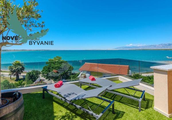 Na predaj novostavba apartmánu s panoramatikým výhľadom na more s jacuzzi na strešnej terase v kráľovskom meste Nin v Chorvátsku