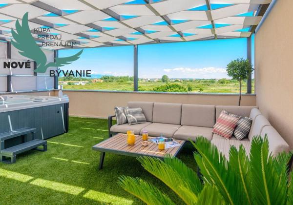 Na predaj novostavba apartmánu s panoramatikým výhľadom na more s jacuzzi na strešnej terase v kráľovskom meste Nin v Chorvátsku