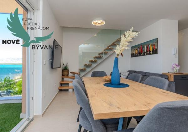 Na predaj novostavba apartmánu s panoramatikým výhľadom na more s jacuzzi na strešnej terase v kráľovskom meste Nin v Chorvátsku