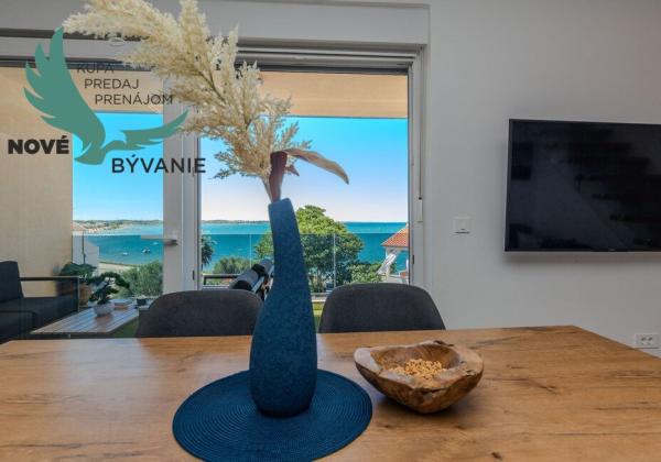 Na predaj novostavba apartmánu s panoramatikým výhľadom na more s jacuzzi na strešnej terase v kráľovskom meste Nin v Chorvátsku