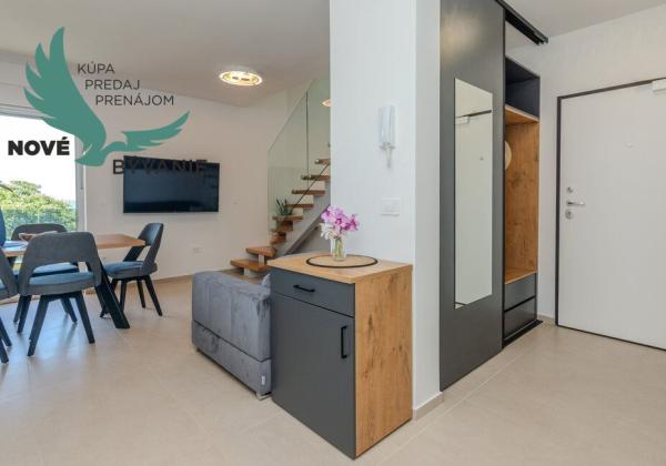 Na predaj novostavba apartmánu s panoramatikým výhľadom na more s jacuzzi na strešnej terase v kráľovskom meste Nin v Chorvátsku