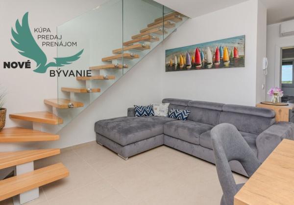 Na predaj novostavba apartmánu s panoramatikým výhľadom na more s jacuzzi na strešnej terase v kráľovskom meste Nin v Chorvátsku