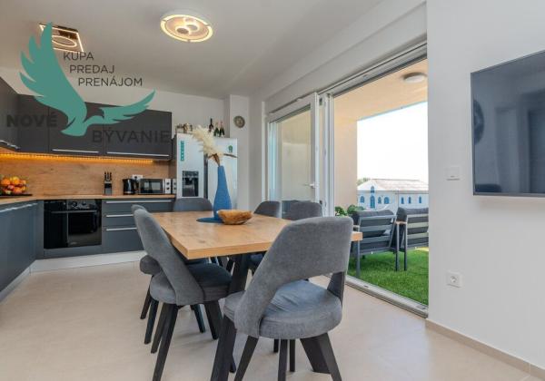 Na predaj novostavba apartmánu s panoramatikým výhľadom na more s jacuzzi na strešnej terase v kráľovskom meste Nin v Chorvátsku