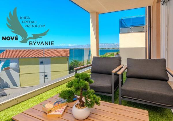 Na predaj novostavba apartmánu s panoramatikým výhľadom na more s jacuzzi na strešnej terase v kráľovskom meste Nin v Chorvátsku