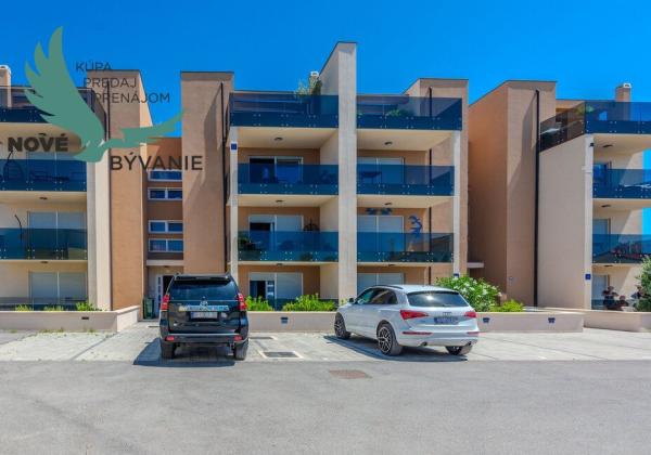 Na predaj novostavba apartmánu s panoramatikým výhľadom na more s jacuzzi na strešnej terase v kráľovskom meste Nin v Chorvátsku