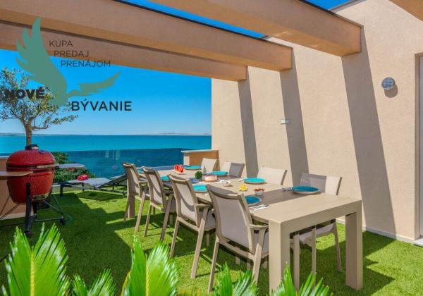 Na predaj novostavba apartmánu s panoramatikým výhľadom na more s jacuzzi na strešnej terase v kráľovskom meste Nin v Chorvátsku