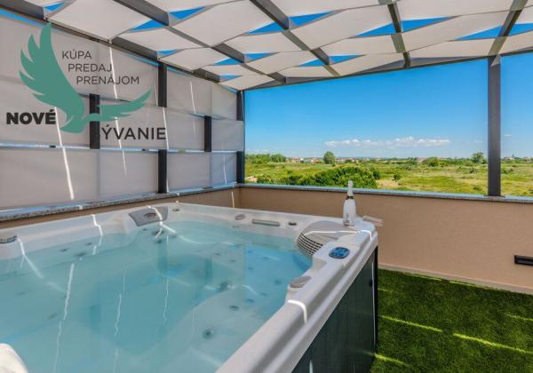 Na predaj novostavba apartmánu s panoramatikým výhľadom na more s jacuzzi na strešnej terase v kráľovskom meste Nin v Chorvátsku