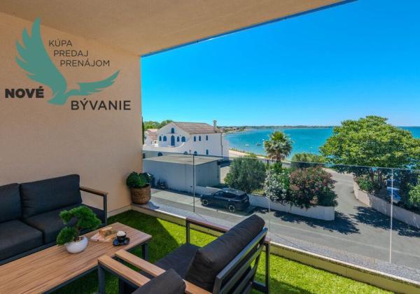 Na predaj novostavba apartmánu s panoramatikým výhľadom na more s jacuzzi na strešnej terase v kráľovskom meste Nin v Chorvátsku