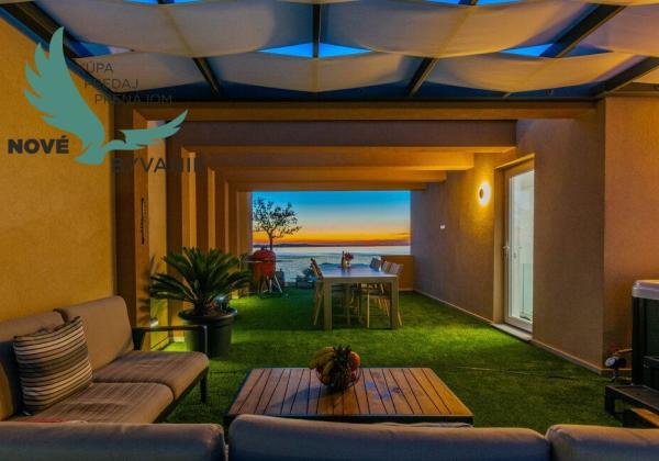 Na predaj novostavba apartmánu s panoramatikým výhľadom na more s jacuzzi na strešnej terase v kráľovskom meste Nin v Chorvátsku