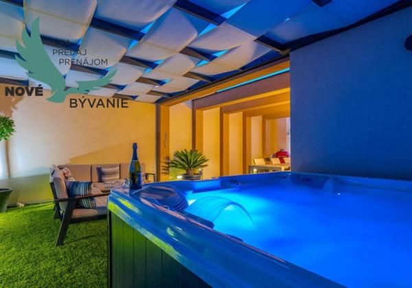 Na predaj novostavba apartmánu s panoramatikým výhľadom na more s jacuzzi na strešnej terase v kráľovskom meste Nin v Chorvátsku