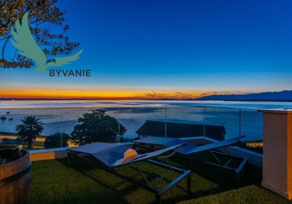 Na predaj novostavba apartmánu s panoramatikým výhľadom na more s jacuzzi na strešnej terase v kráľovskom meste Nin v Chorvátsku