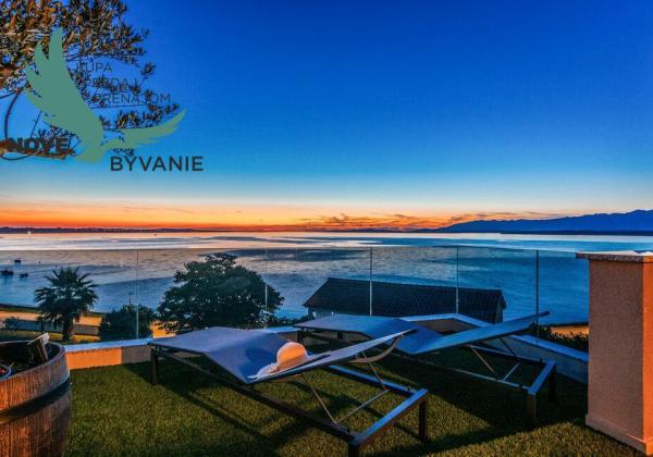 Na predaj novostavba apartmánu s panoramatikým výhľadom na more s jacuzzi na strešnej terase v kráľovskom meste Nin v Chorvátsku