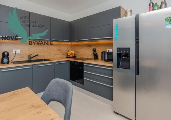 Na predaj novostavba apartmánu s panoramatikým výhľadom na more s jacuzzi na strešnej terase v kráľovskom meste Nin v Chorvátsku