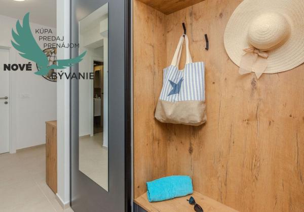 Na predaj novostavba apartmánu s panoramatikým výhľadom na more s jacuzzi na strešnej terase v kráľovskom meste Nin v Chorvátsku