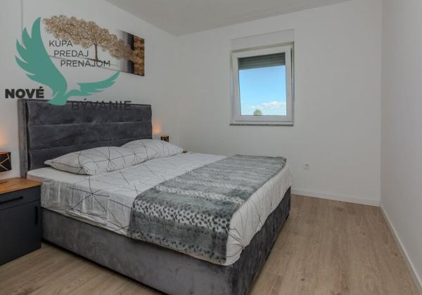 Na predaj novostavba apartmánu s panoramatikým výhľadom na more s jacuzzi na strešnej terase v kráľovskom meste Nin v Chorvátsku