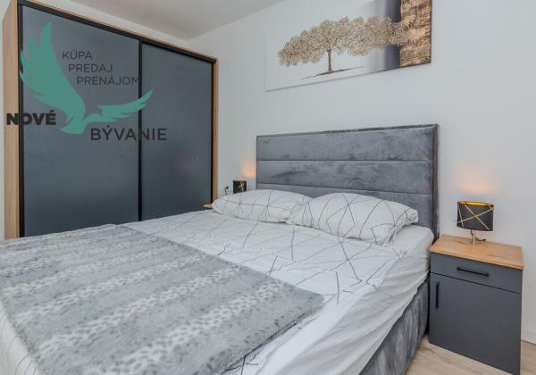 Na predaj novostavba apartmánu s panoramatikým výhľadom na more s jacuzzi na strešnej terase v kráľovskom meste Nin v Chorvátsku