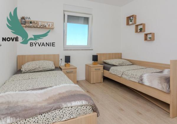 Na predaj novostavba apartmánu s panoramatikým výhľadom na more s jacuzzi na strešnej terase v kráľovskom meste Nin v Chorvátsku