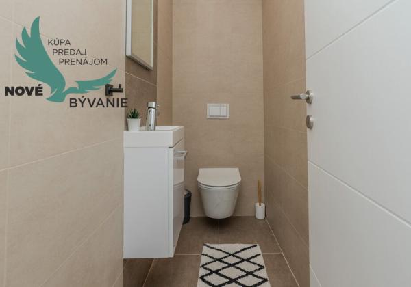 Na predaj novostavba apartmánu s panoramatikým výhľadom na more s jacuzzi na strešnej terase v kráľovskom meste Nin v Chorvátsku
