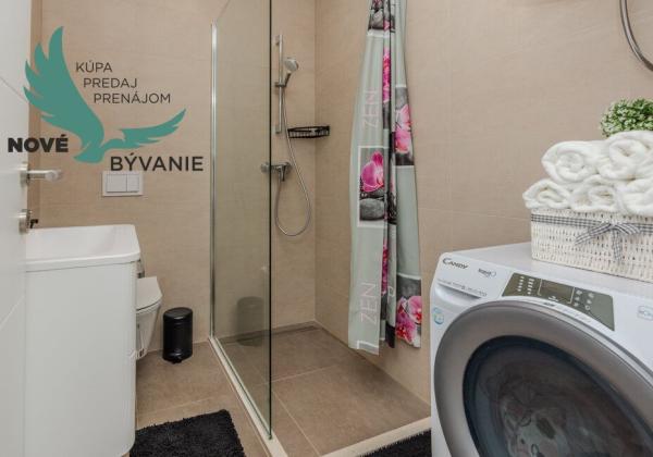 Na predaj novostavba apartmánu s panoramatikým výhľadom na more s jacuzzi na strešnej terase v kráľovskom meste Nin v Chorvátsku