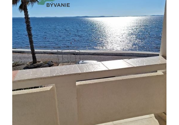 Exluzívne dom v prvej rade od mora s nerušeným výhľadom na more vo vyhľadávanej lokalite na ostrove Vir v Chorvátsku