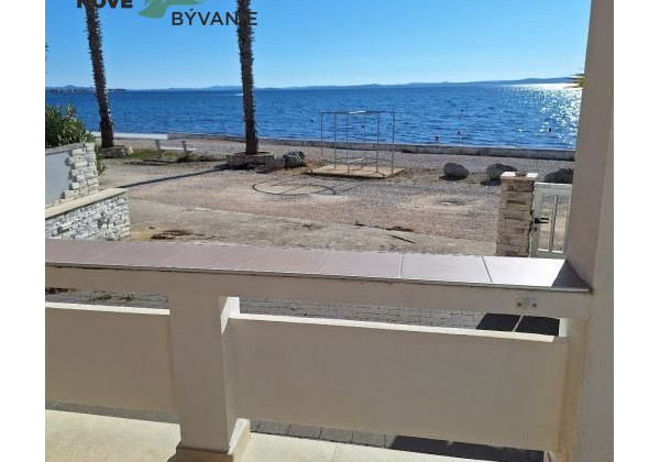 Exluzívne dom v prvej rade od mora s nerušeným výhľadom na more vo vyhľadávanej lokalite na ostrove Vir v Chorvátsku