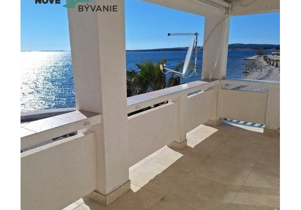 Exluzívne dom v prvej rade od mora s nerušeným výhľadom na more vo vyhľadávanej lokalite na ostrove Vir v Chorvátsku