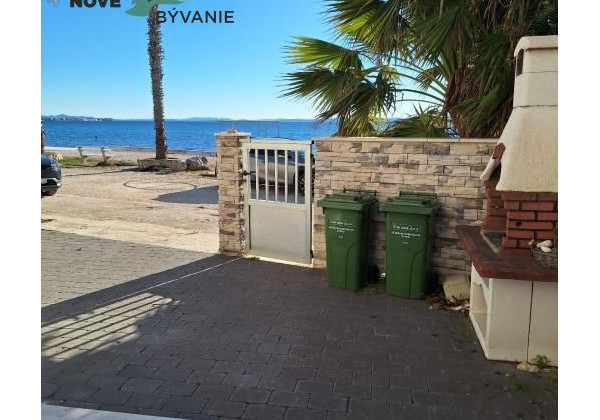 Exluzívne dom v prvej rade od mora s nerušeným výhľadom na more vo vyhľadávanej lokalite na ostrove Vir v Chorvátsku