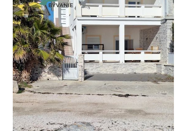 Exluzívne dom v prvej rade od mora s nerušeným výhľadom na more vo vyhľadávanej lokalite na ostrove Vir v Chorvátsku