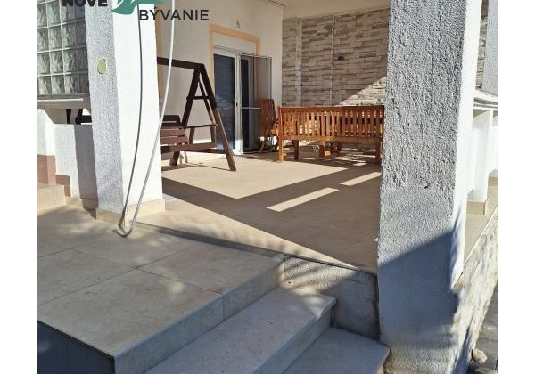 Exluzívne dom v prvej rade od mora s nerušeným výhľadom na more vo vyhľadávanej lokalite na ostrove Vir v Chorvátsku