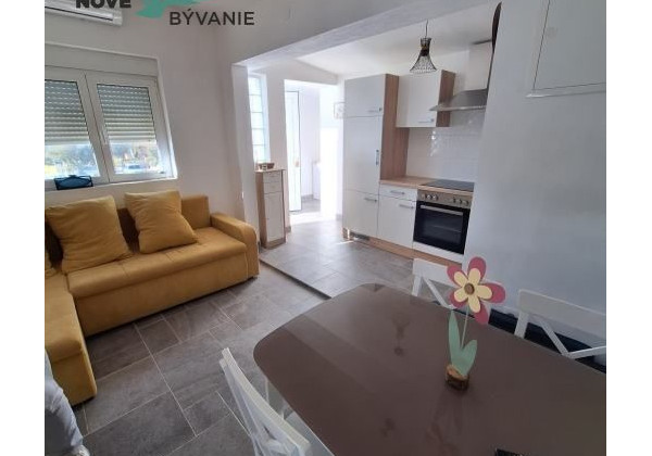 Exluzívne dom v prvej rade od mora s nerušeným výhľadom na more vo vyhľadávanej lokalite na ostrove Vir v Chorvátsku