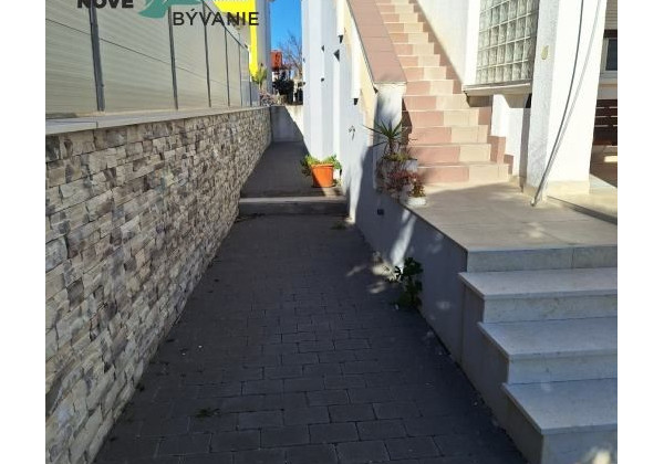 Exluzívne dom v prvej rade od mora s nerušeným výhľadom na more vo vyhľadávanej lokalite na ostrove Vir v Chorvátsku