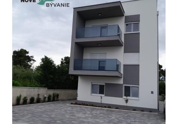 Vir: Moderný Apartmán s Výhľadom na More a Vlastným Parkovaním – Novostavba 2025!