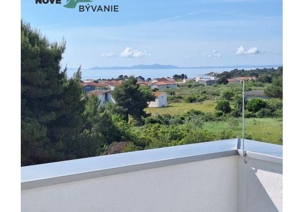 Vir: Moderný Apartmán s Výhľadom na More a Vlastným Parkovaním – Novostavba 2025!