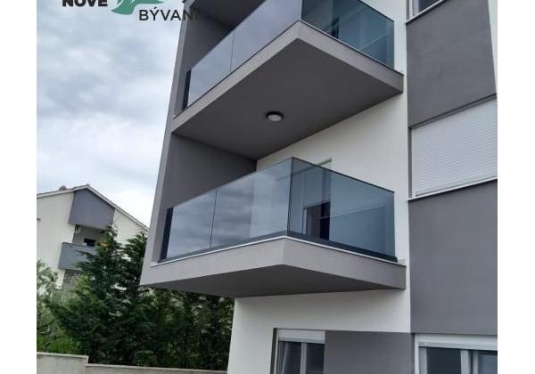 Vir: Moderný Apartmán s Výhľadom na More a Vlastným Parkovaním – Novostavba 2025!