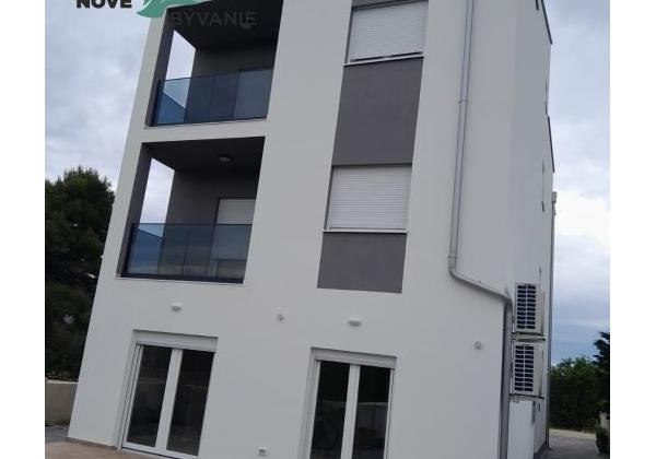 Vir: Moderný Apartmán s Výhľadom na More a Vlastným Parkovaním – Novostavba 2025!