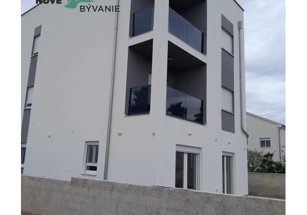 Vir: Moderný Apartmán s Výhľadom na More a Vlastným Parkovaním – Novostavba 2025!