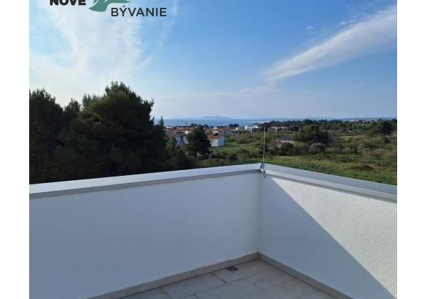 Vir: Moderný Apartmán s Výhľadom na More a Vlastným Parkovaním – Novostavba 2025!