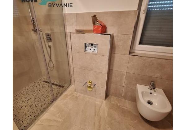 Vir: Moderný Apartmán s Výhľadom na More a Vlastným Parkovaním – Novostavba 2025!