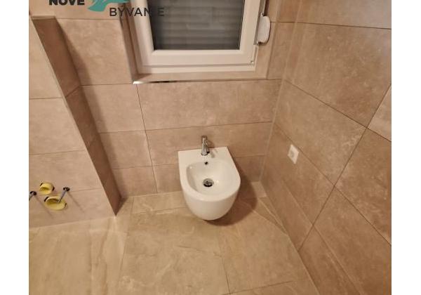 Vir: Moderný Apartmán s Výhľadom na More a Vlastným Parkovaním – Novostavba 2025!