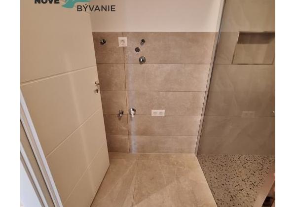 Vir: Moderný Apartmán s Výhľadom na More a Vlastným Parkovaním – Novostavba 2025!